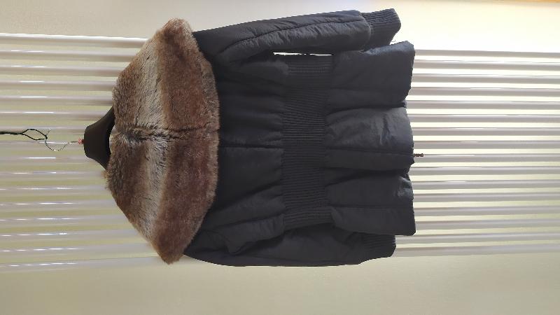 Giubbotto per donna nero con collo in finata pelliccia