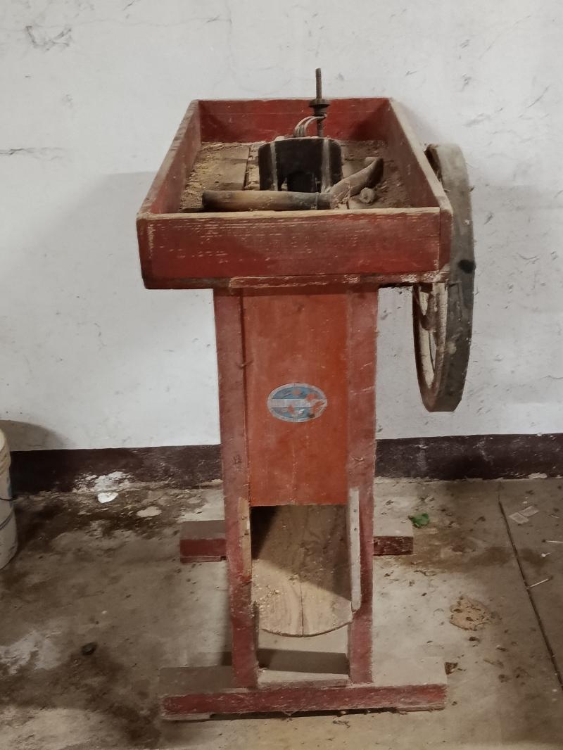 VECCHIO MACINA GRANO A MANO