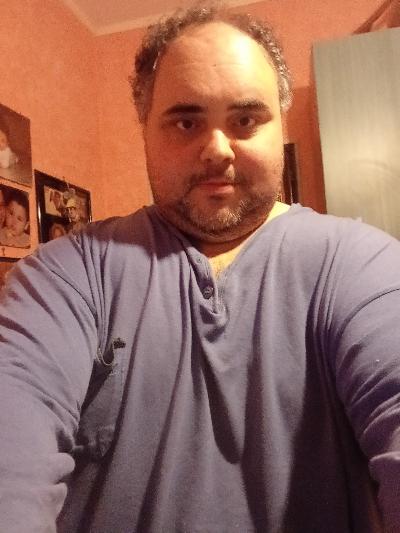 Ragazzo cerca ragazze dai 18 ai 55 anni per conoscenza e altro...