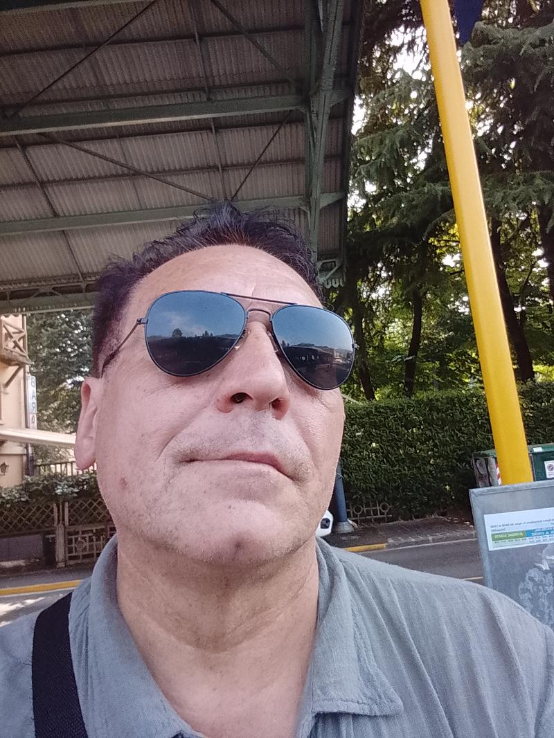 Cerco una lei carina simpatica x amicizia poi si vedra