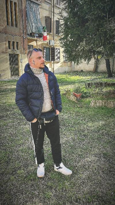 Ragazzo giovane cerca amicizia e incontri 