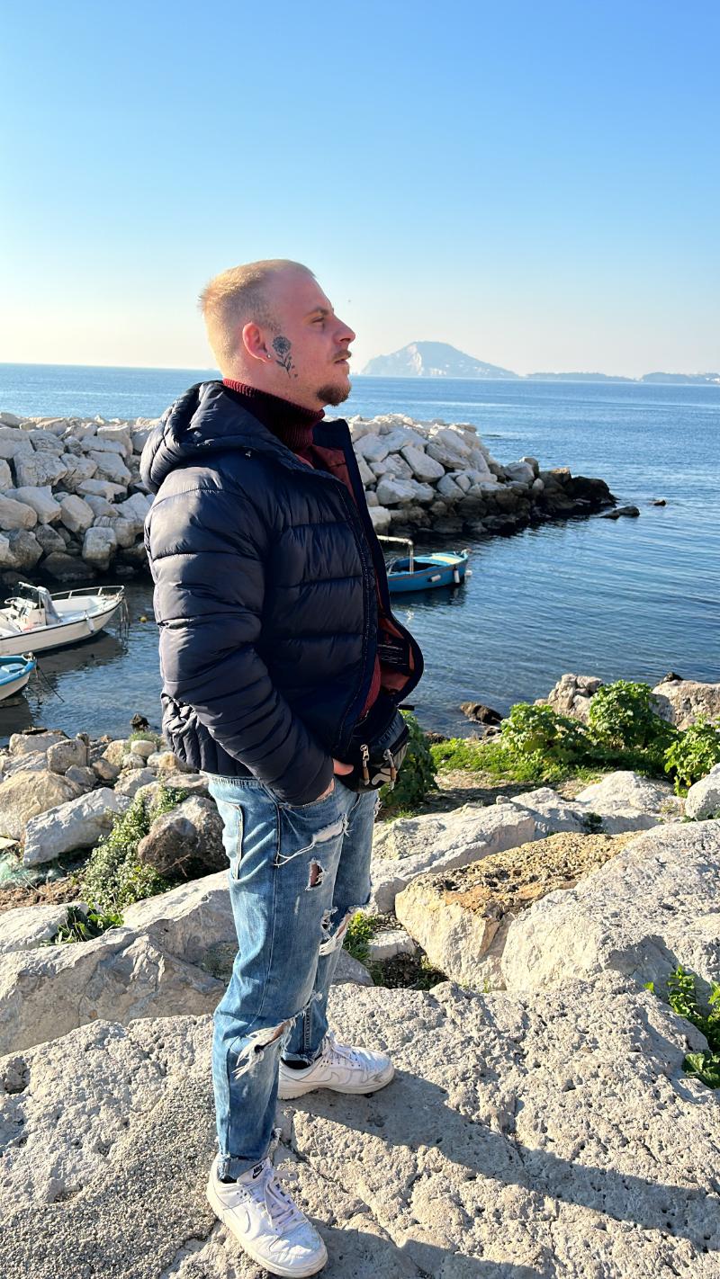 Ragazzo giovane cerca amicizia e incontri 