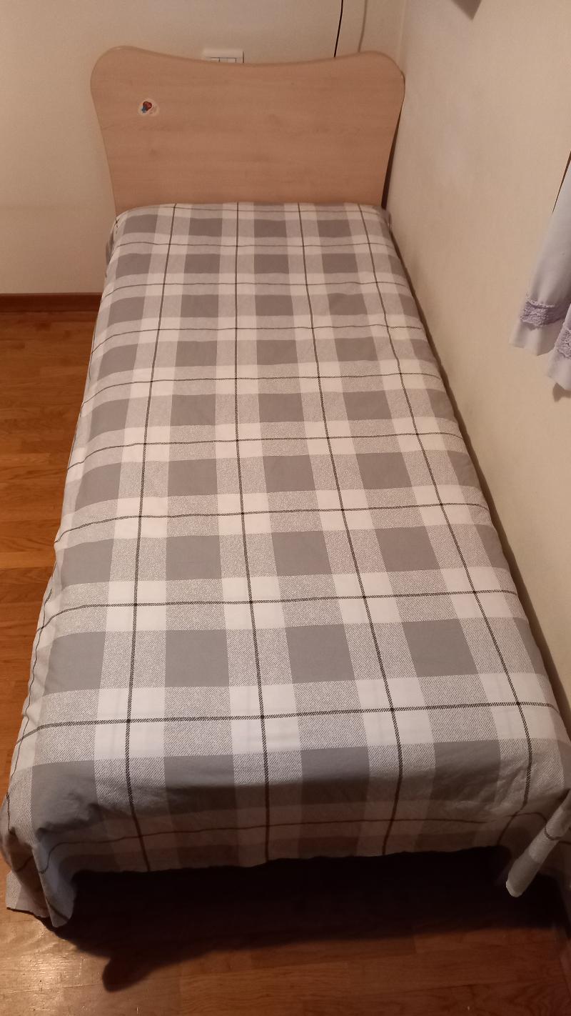 Letto singolo a doghe con materasso.
