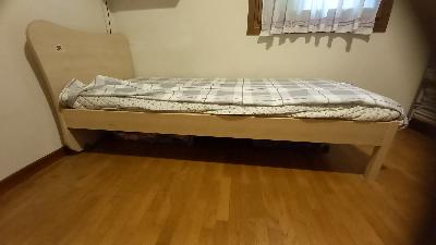 Letto singolo a doghe con materasso.