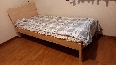 Letto singolo a doghe con materasso.