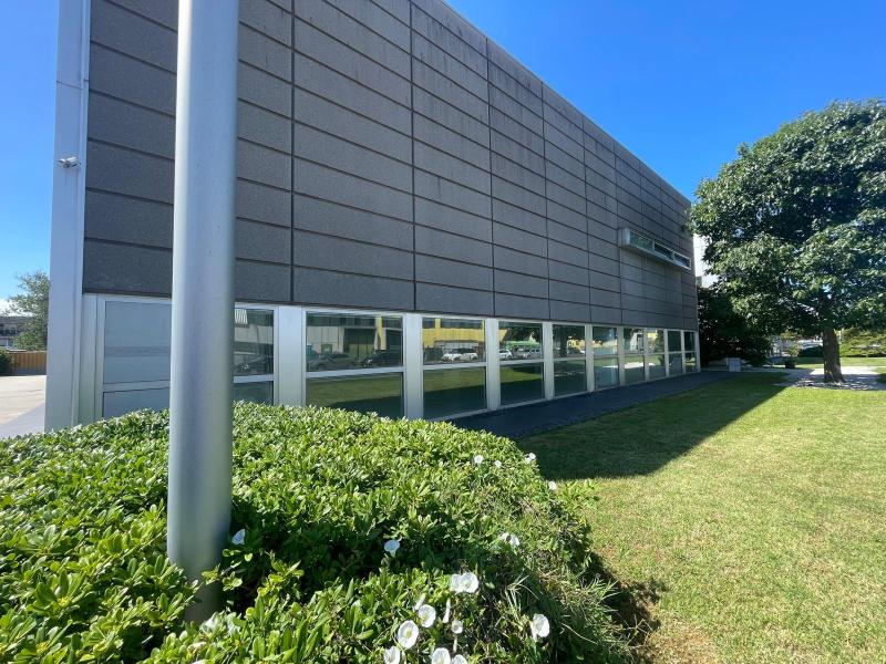 LOCALE AD USO COMMERCIALE, OPEN SPACE , FRONTE STRADA, PARCHEGGIO RISERVATO