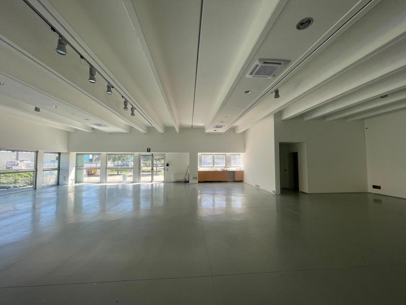 LOCALE AD USO COMMERCIALE, OPEN SPACE , FRONTE STRADA, PARCHEGGIO RISERVATO