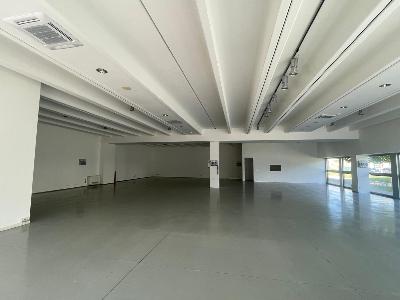 LOCALE AD USO COMMERCIALE, OPEN SPACE , FRONTE STRADA, PARCHEGGIO RISERVATO