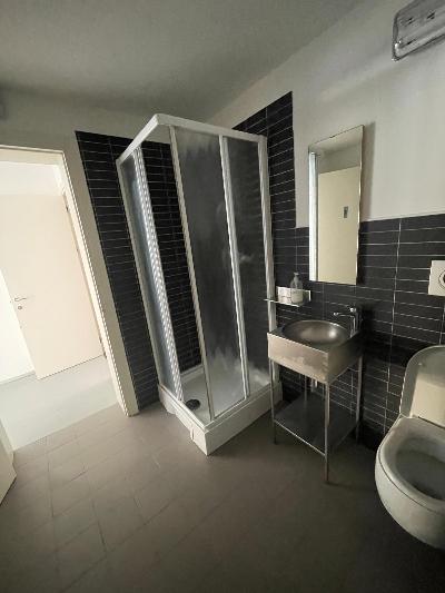 LOCALE AD USO COMMERCIALE, OPEN SPACE , FRONTE STRADA, PARCHEGGIO RISERVATO