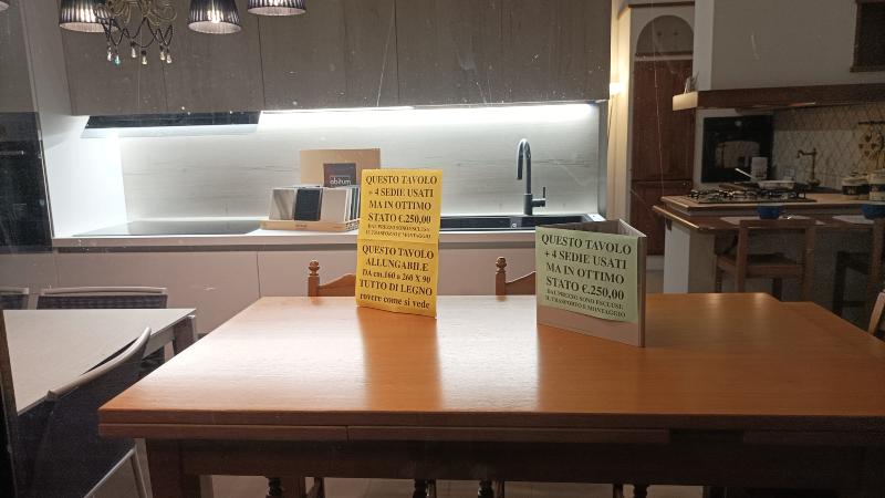 TAVOLO DI LEGNO ALLUNGABILE + 4 SEDIE