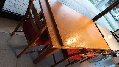 TAVOLO DI LEGNO ALLUNGABILE + 4 SEDIE