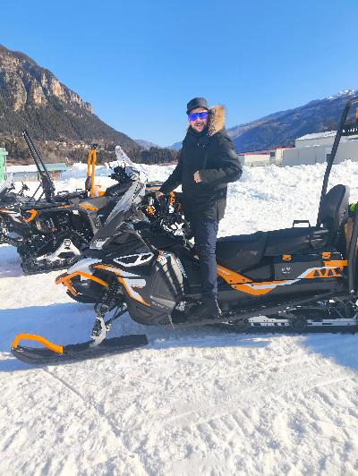 Sono un uomo serio e rispettoso. Amo l’avventura e la natura, pratico sport