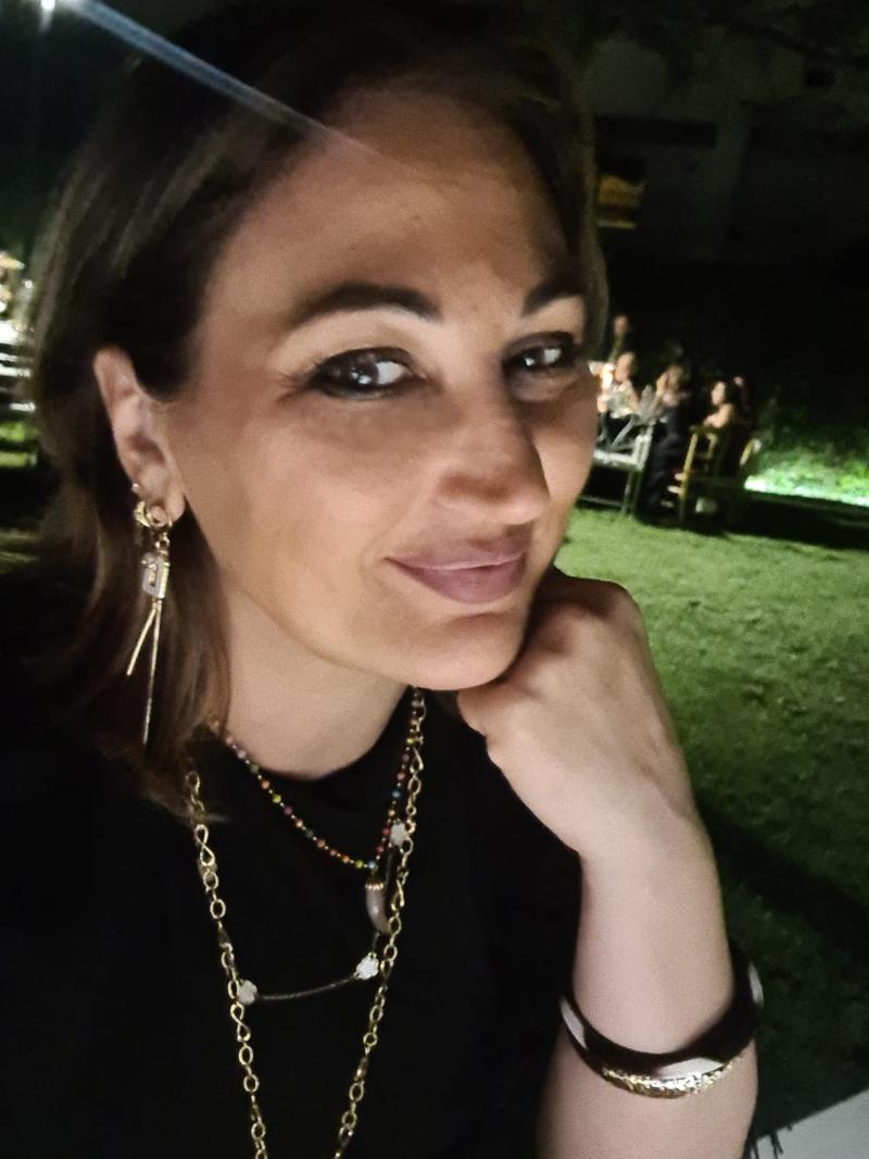 Elena, donna distinta, elegante, istruita