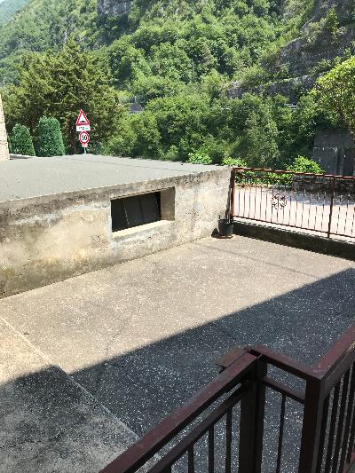 A San Gaetano (Valstagna) casa di 4 piani con 2 ingressi. Da ristrutturare