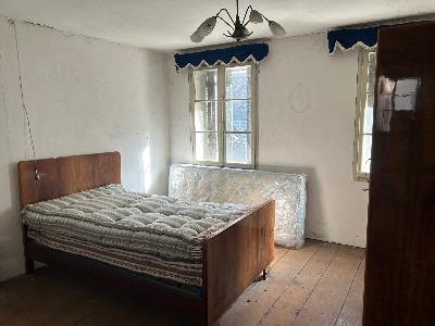 A San Gaetano (Valstagna) casa di 4 piani con 2 ingressi. Da ristrutturare