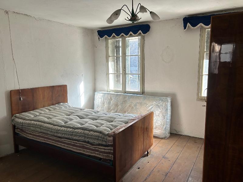 A San Gaetano (Valstagna) casa di 4 piani con 2 ingressi. Da ristrutturare