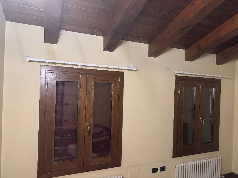 Tende e binari bianchi