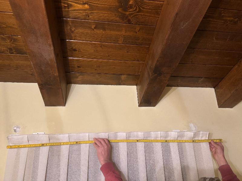 Tende e binari bianchi