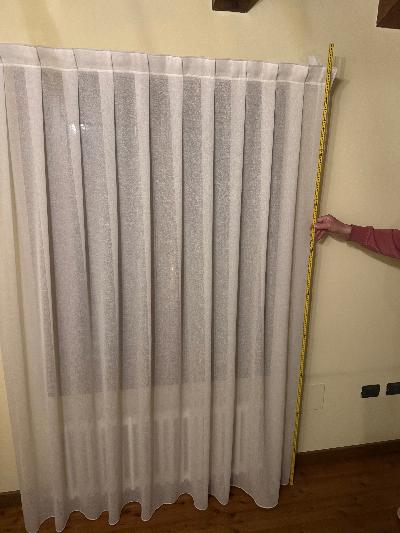 Tende e binari bianchi