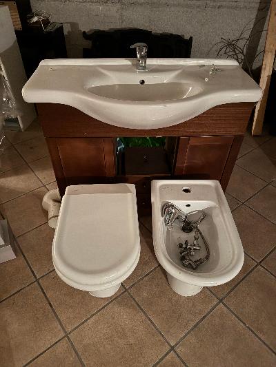 Lavandino e sanitari con miscelatori