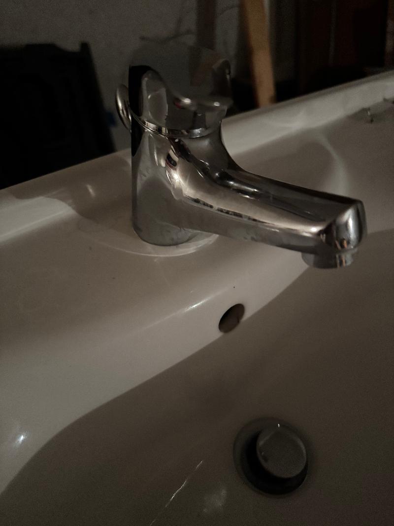 Lavandino e sanitari con miscelatori