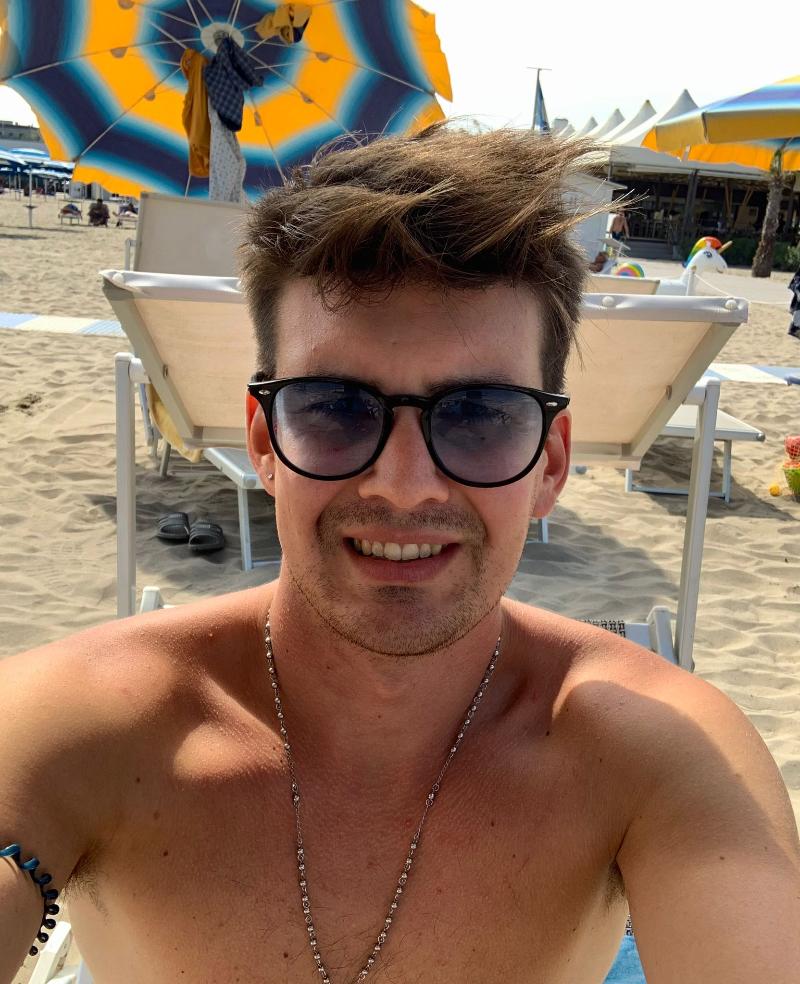 Nico, ragazzo molto bello e benestante