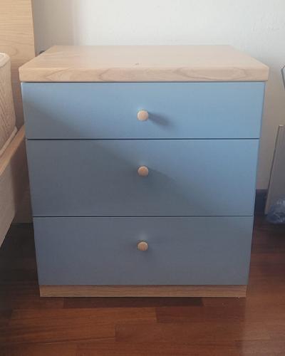 Cameretta completa con 2 letti singoli, reti a doghe e comodini