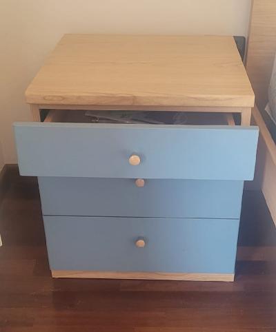 Cameretta completa con 2 letti singoli, reti a doghe e comodini