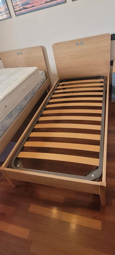 Cameretta completa con 2 letti singoli, reti a doghe e comodini