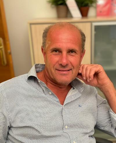 Valter, uomo 60 anni pragmatico, solare, ama viaggiare