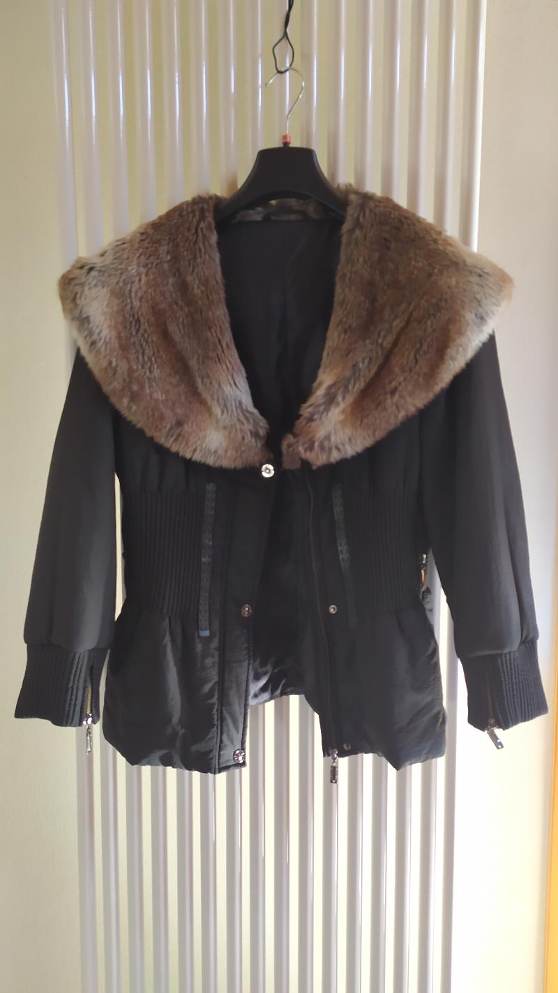 Giubbotto per donna nero con collo in finata pelliccia