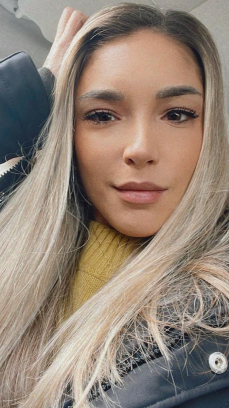 Alessia, ragazza alla mano