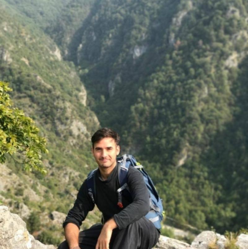 Stefano, ragazzo single, altruista, generoso e benestante