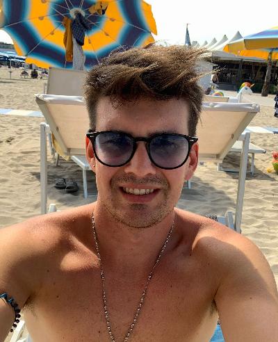 Nico, ragazzo molto bello e benestante