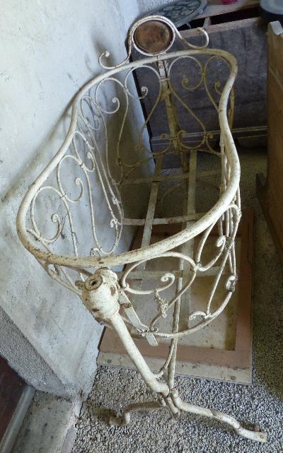 culla o fioriera in ferro battuto 