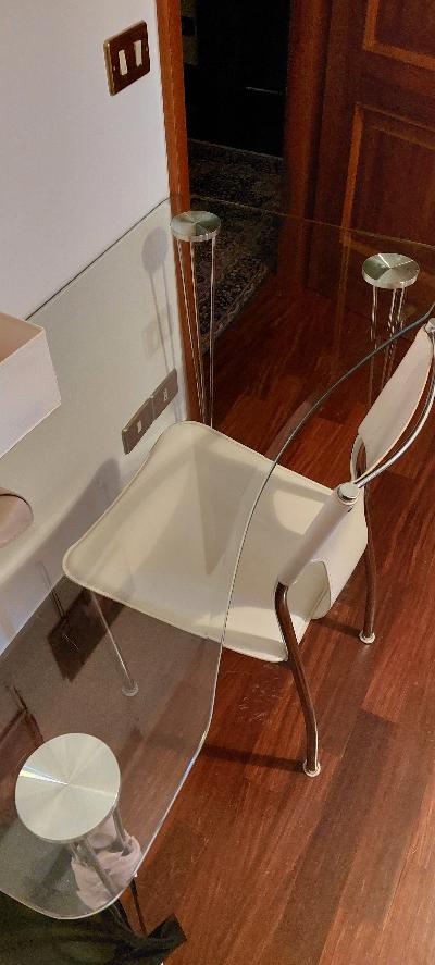 Scrivania in vetro con sedia inclusa