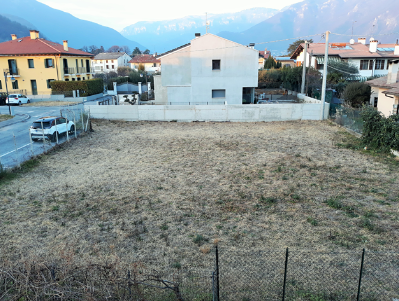Vendesi terreno edificabile in ottima posizione