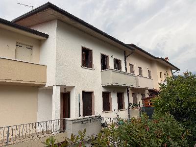 Affitto Casa a schiera su tre piani  a Pove del grappa 