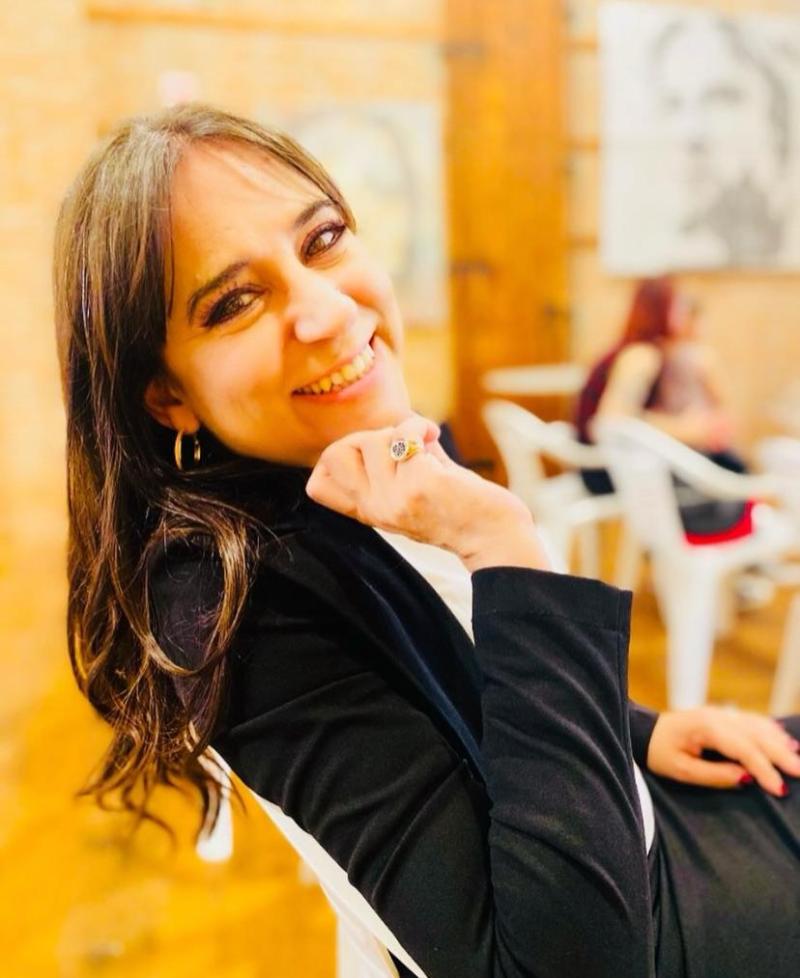 Sono una donna solare, curata e di buona presenza..