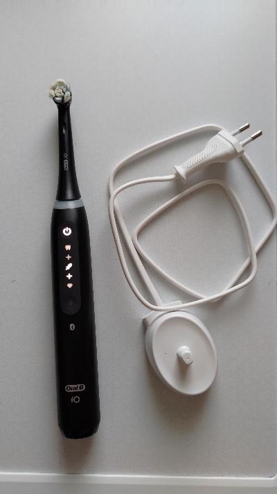 Oral-B iO5 spazzolino elettrico usato 2 mesi ottime condizioni 