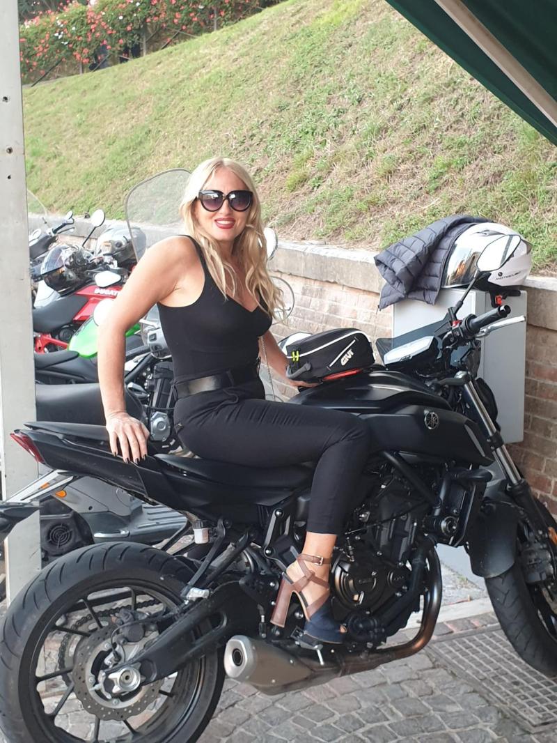 Mi piace la moto, la musica lo sport.