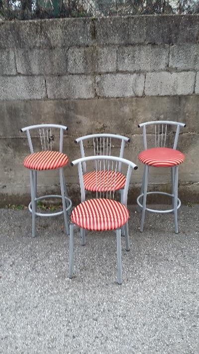 Set di 2 sgabelli e 2 sedie biancorossi