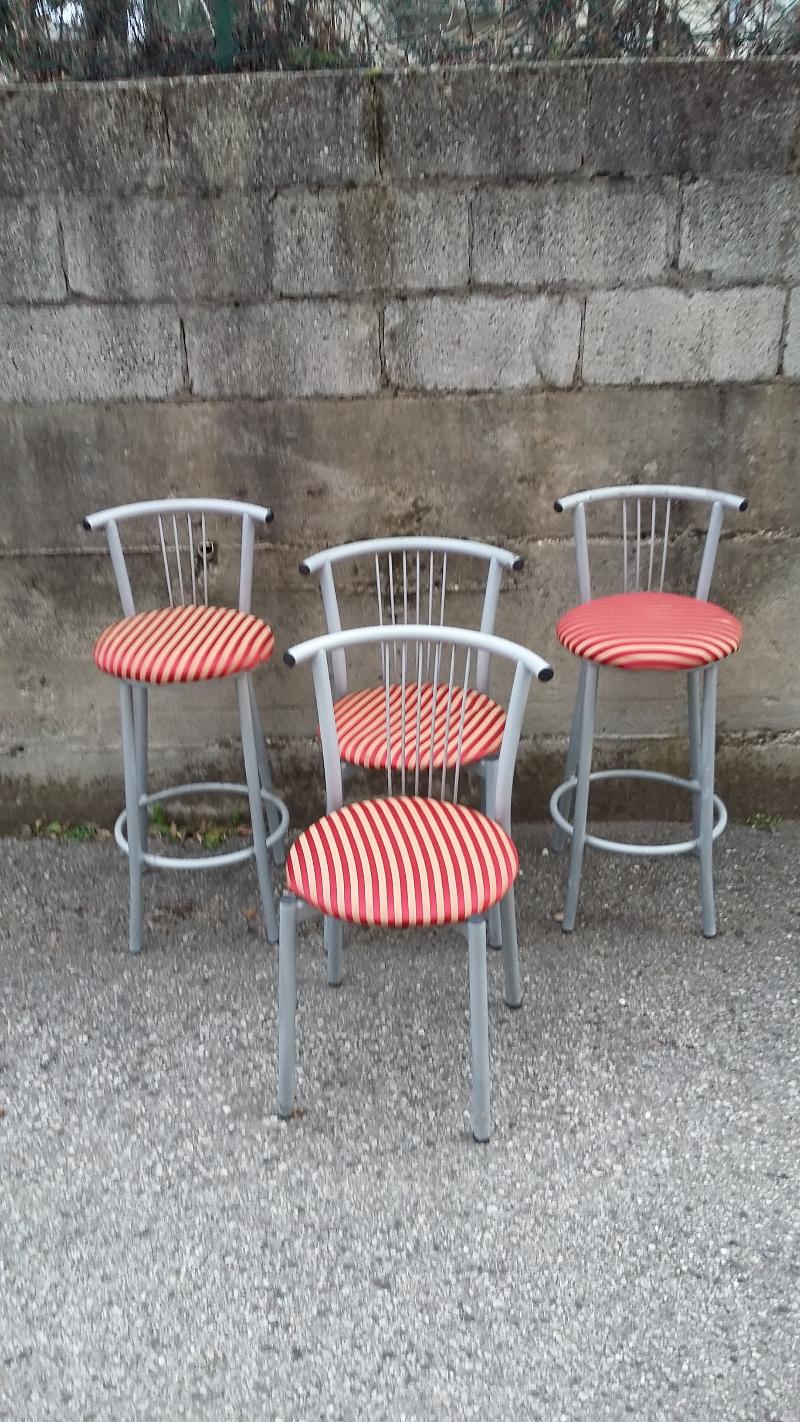 Set di 2 sgabelli e 2 sedie biancorossi