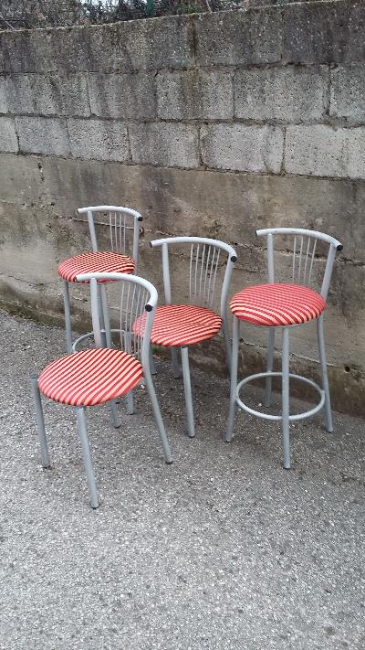 Set di 2 sgabelli e 2 sedie biancorossi
