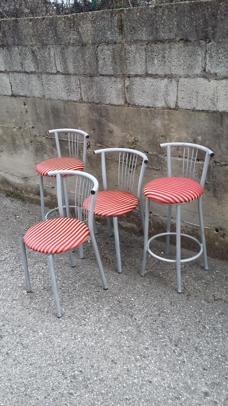 Set di 2 sgabelli e 2 sedie biancorossi