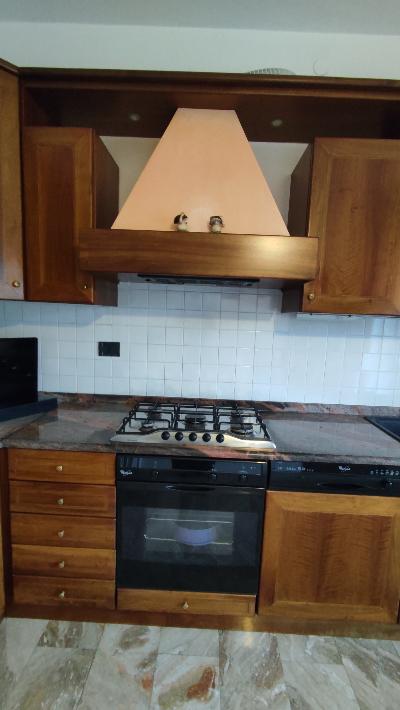Cucina in legno massello, completa di elettrodomestici