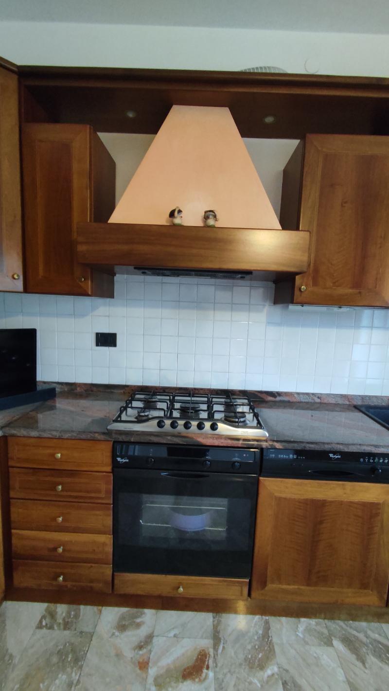 Cucina in legno massello, completa di elettrodomestici