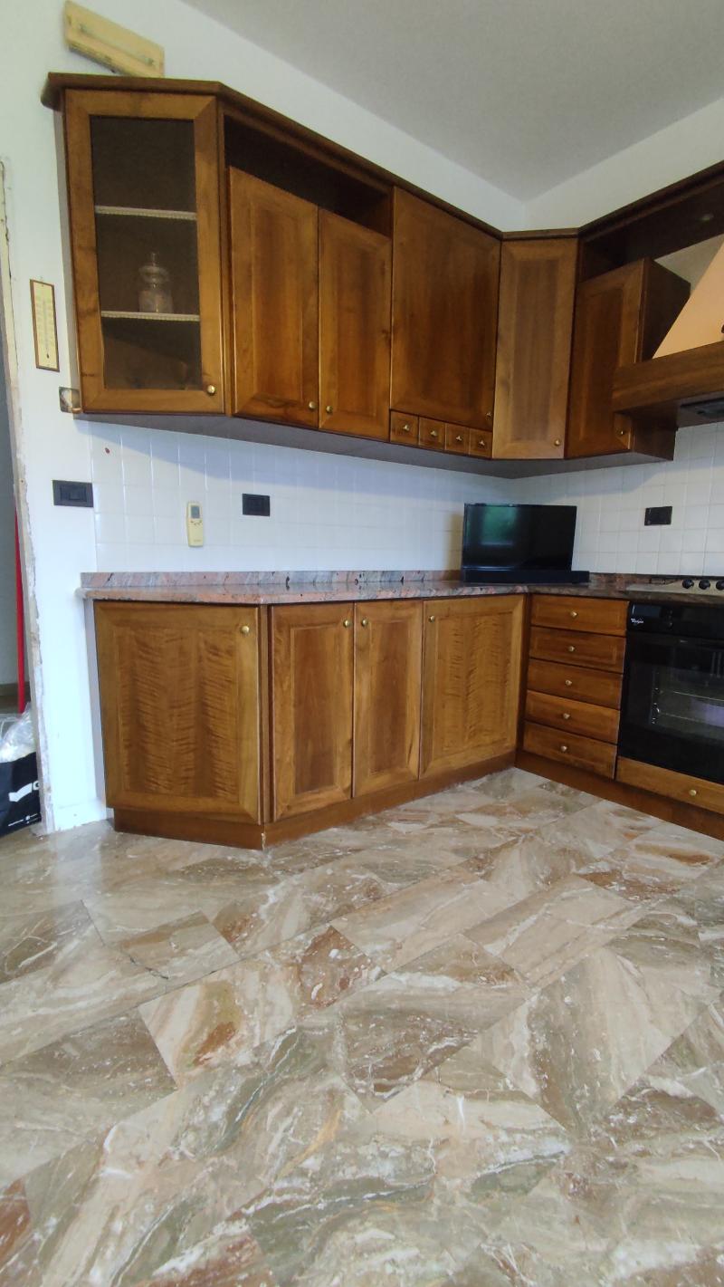 Cucina in legno massello, completa di elettrodomestici