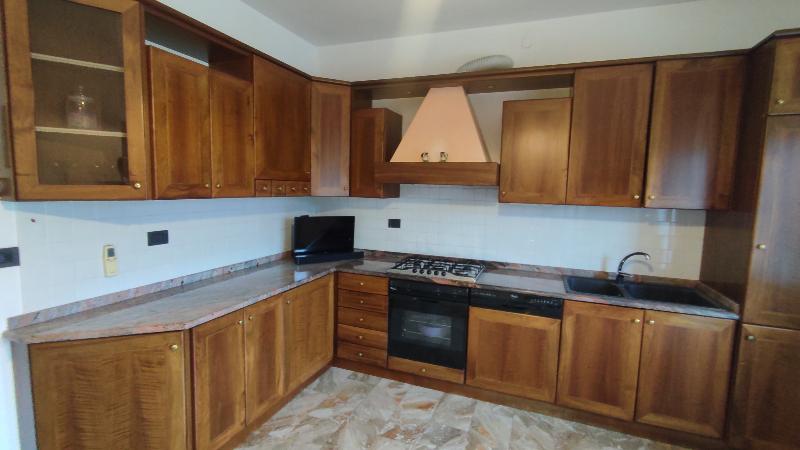 Cucina in legno massello, completa di elettrodomestici