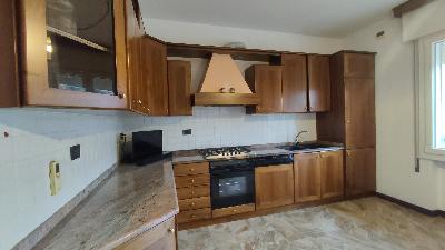 Cucina in legno massello, completa di elettrodomestici